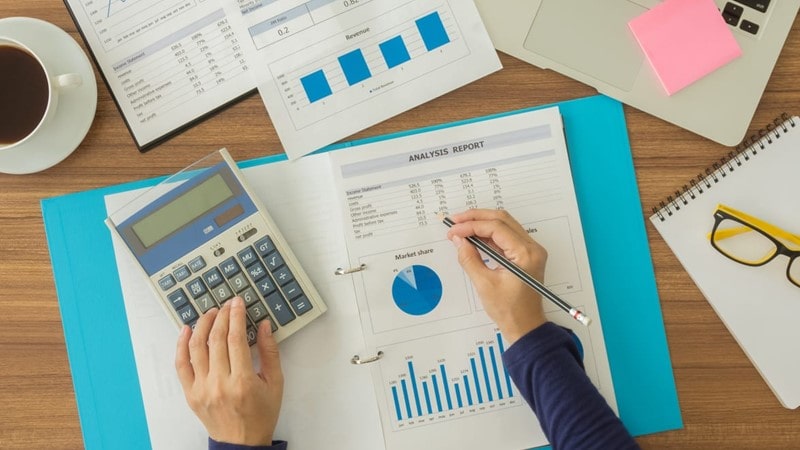وظایف حسابداران رسمی عمدتا شامل کارهای مدیریتی، کنترلی و نظارتی می‌شود