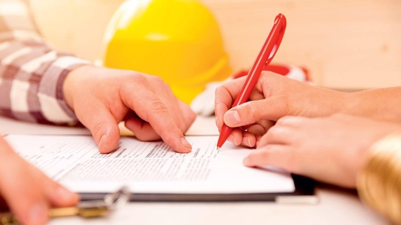 در قرارداد امانی ساختمان، کارفرما می‌تواند از نیروهای استخدامی خودش استفاده کند و از پرداخت هزینه‌های دستمزد پیمانکار، جلوگیری نماید